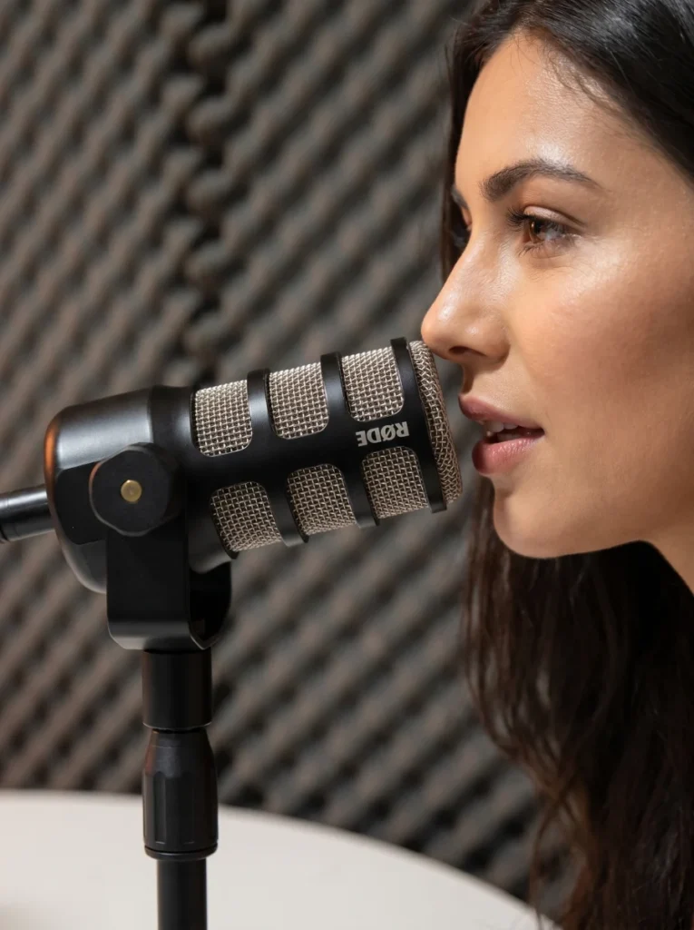 transmitiendo en estudio de podcast